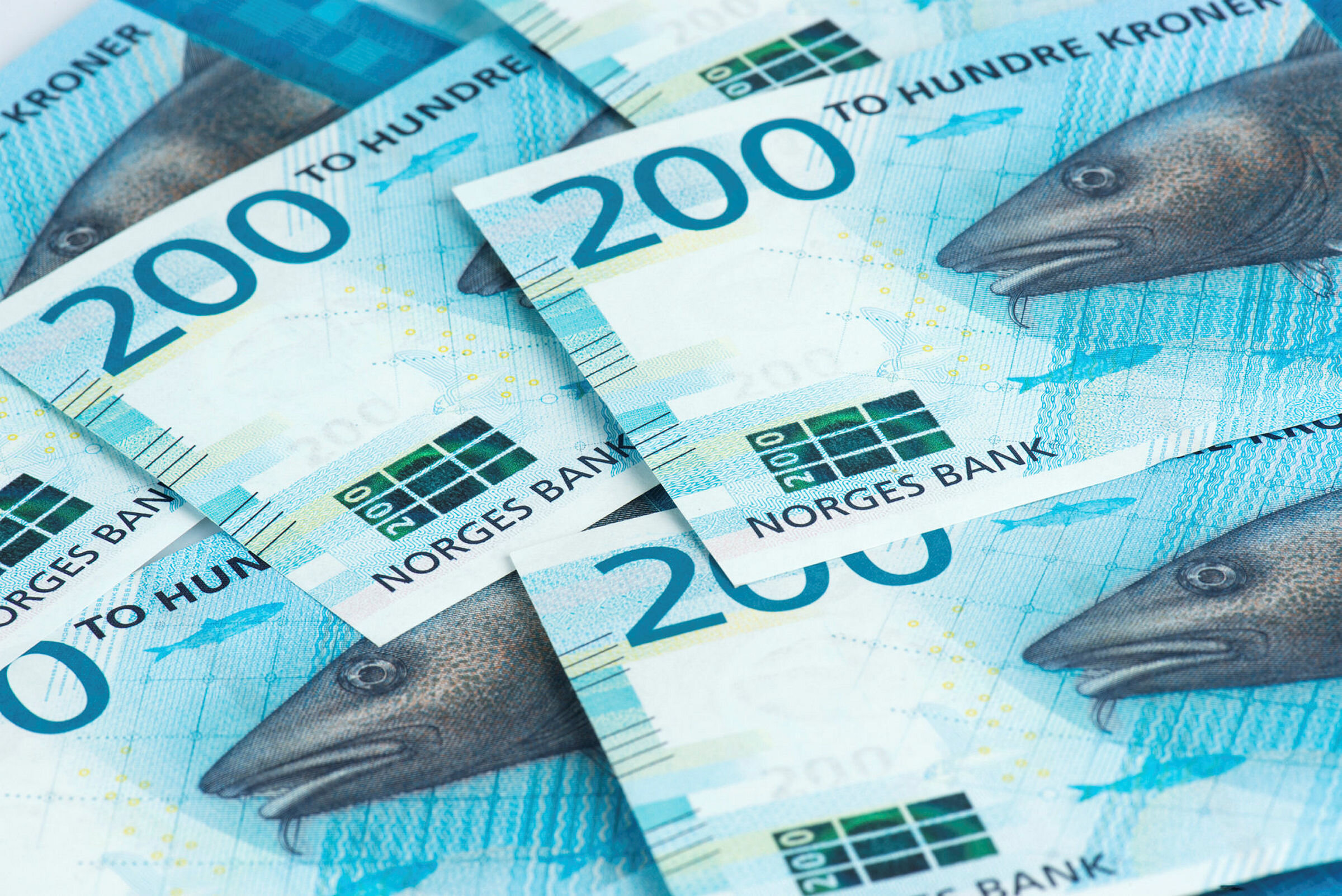 Bildet viser de nye 200 kroners-sedlene fra Norges bank