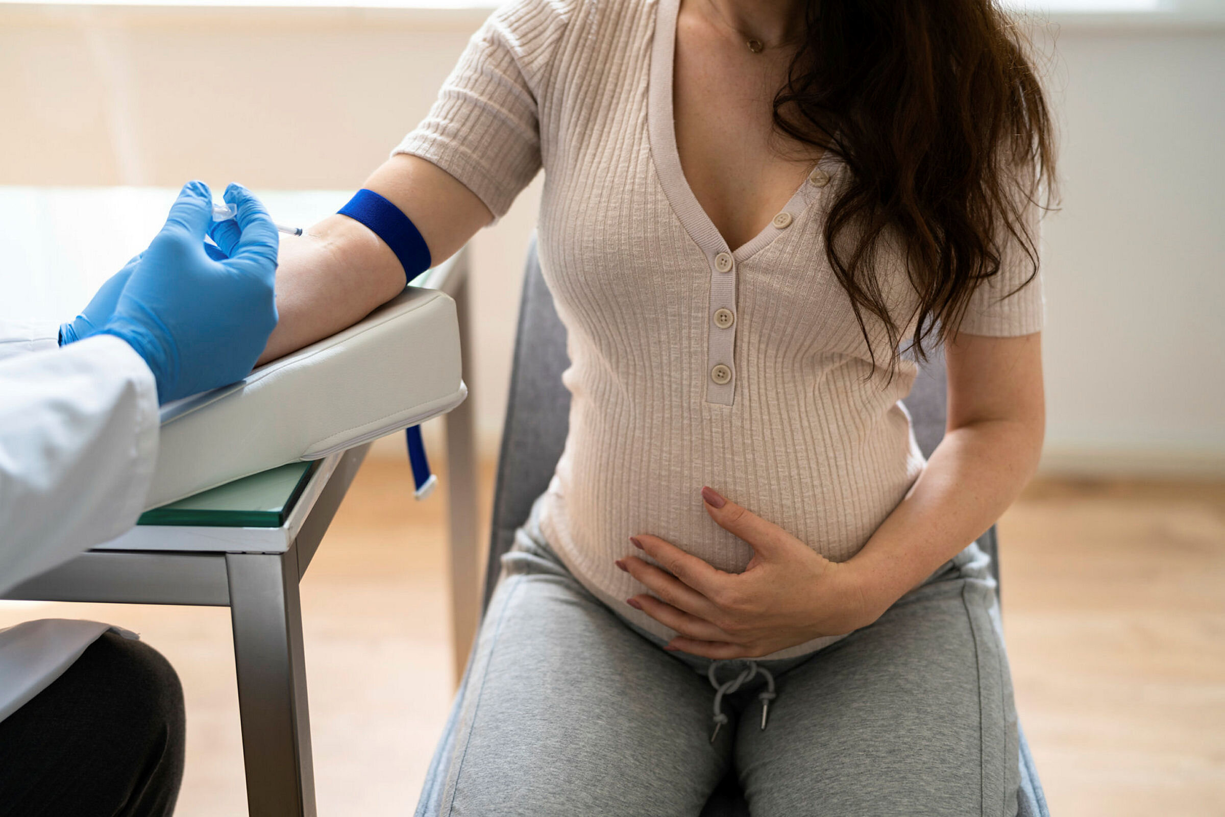 Bildet viser en gravid kvinne som blir tatt blodprøve av