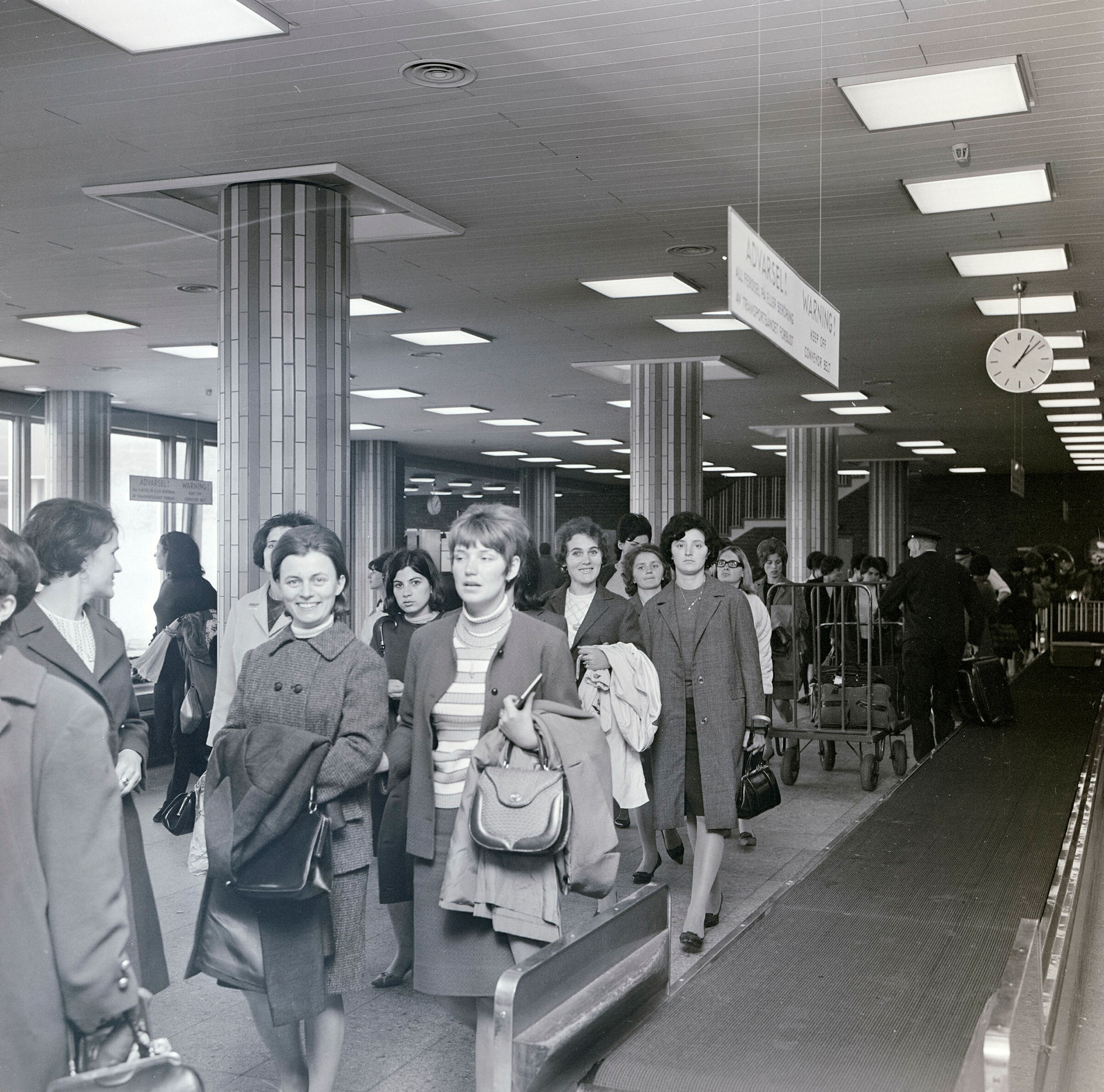 Jugoslaviske sykepleiere Jugoslaviske sykepleiere ankommer Fornebu 6. juni 1967.