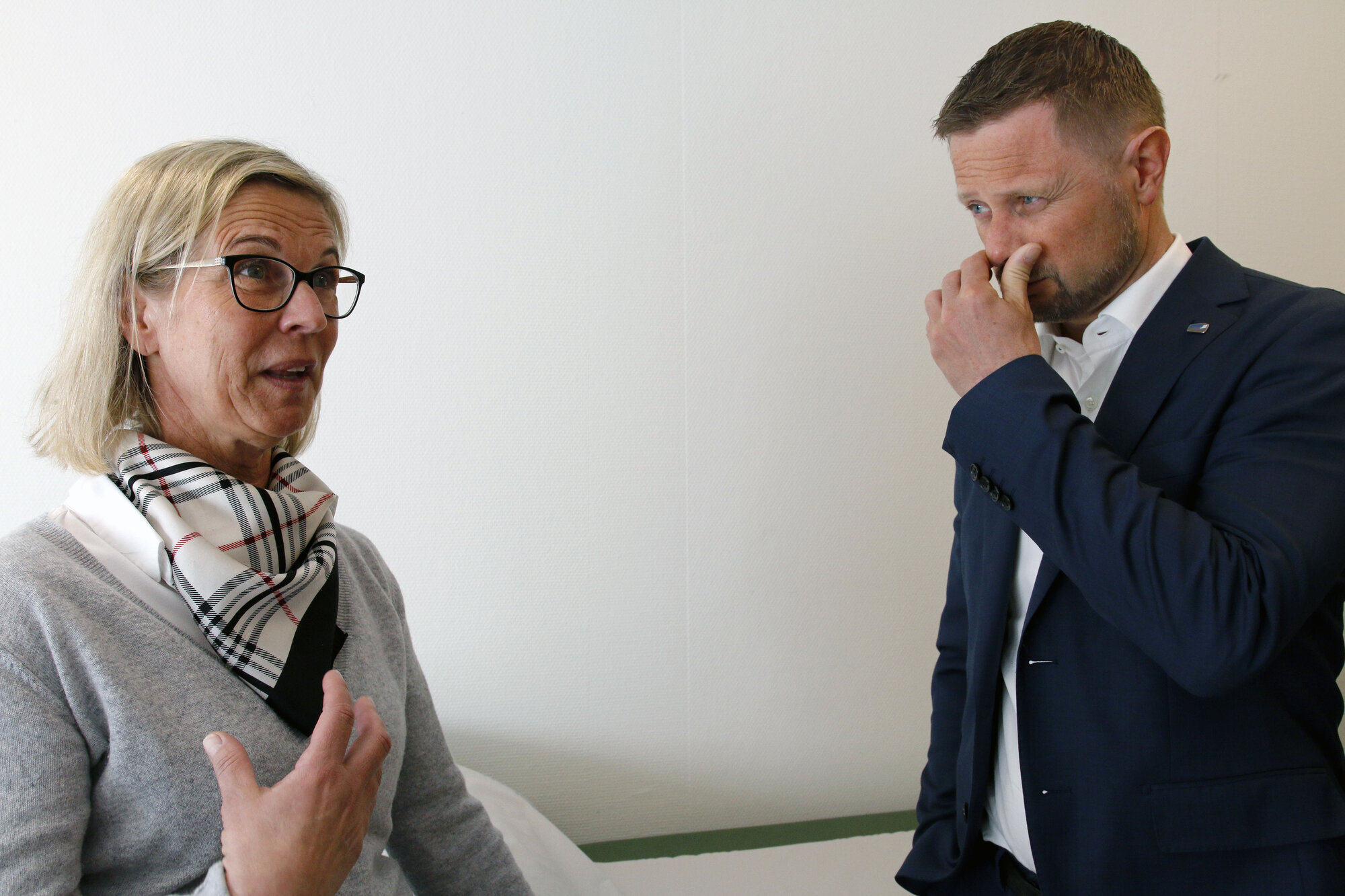 Sykepleier Janicke Fraser og helseminister Bent Høie (H). Sykepleier Janicke Fraser og helseminister Bent Høie (H).