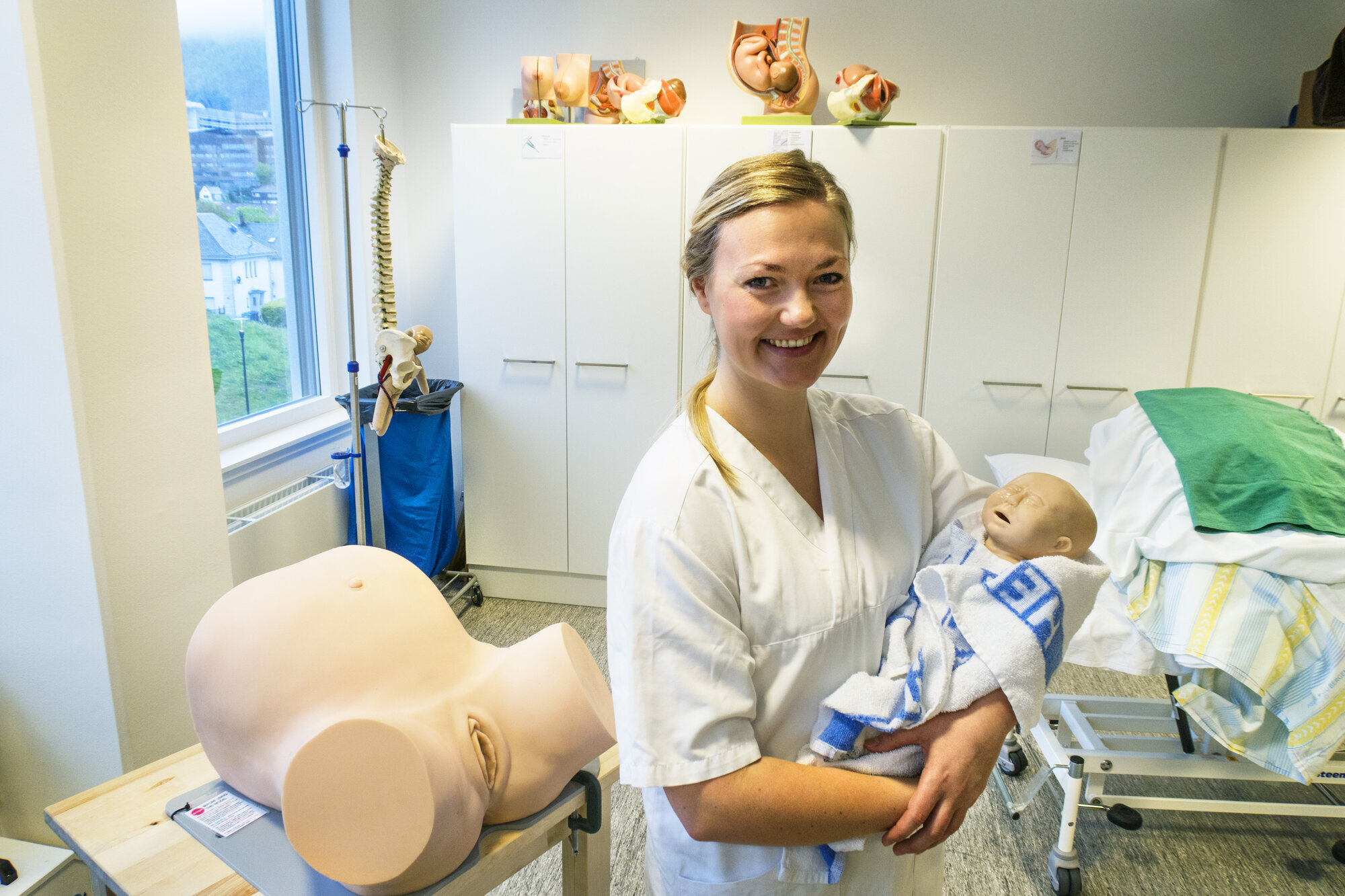 Jordmorstudent Eline Holt Palerud Jordmorstudent Eline Holt Palerud på øvingsrommet med dukker