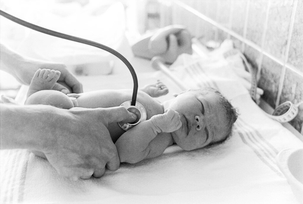 Hjerte, lunge og fordøyelsessystem avgir hørbare lyder gjennom et stetoskop. Bildet viser et moderne stetoskop brukt på en baby.