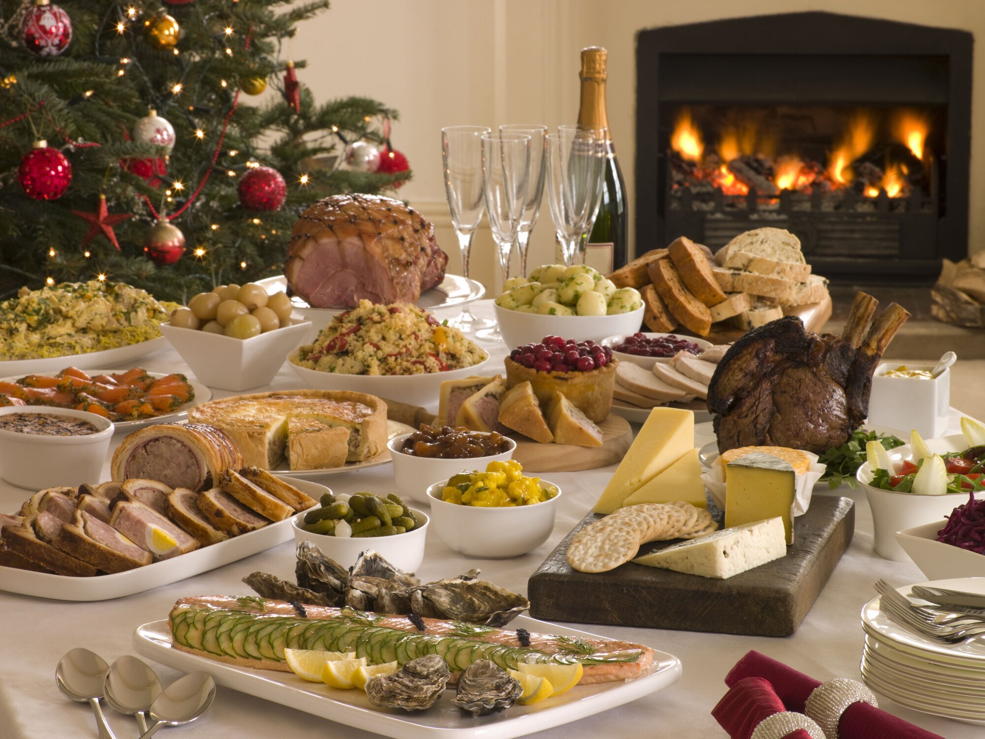 Julebord Koldtbord med julemat og juledekorasjoner