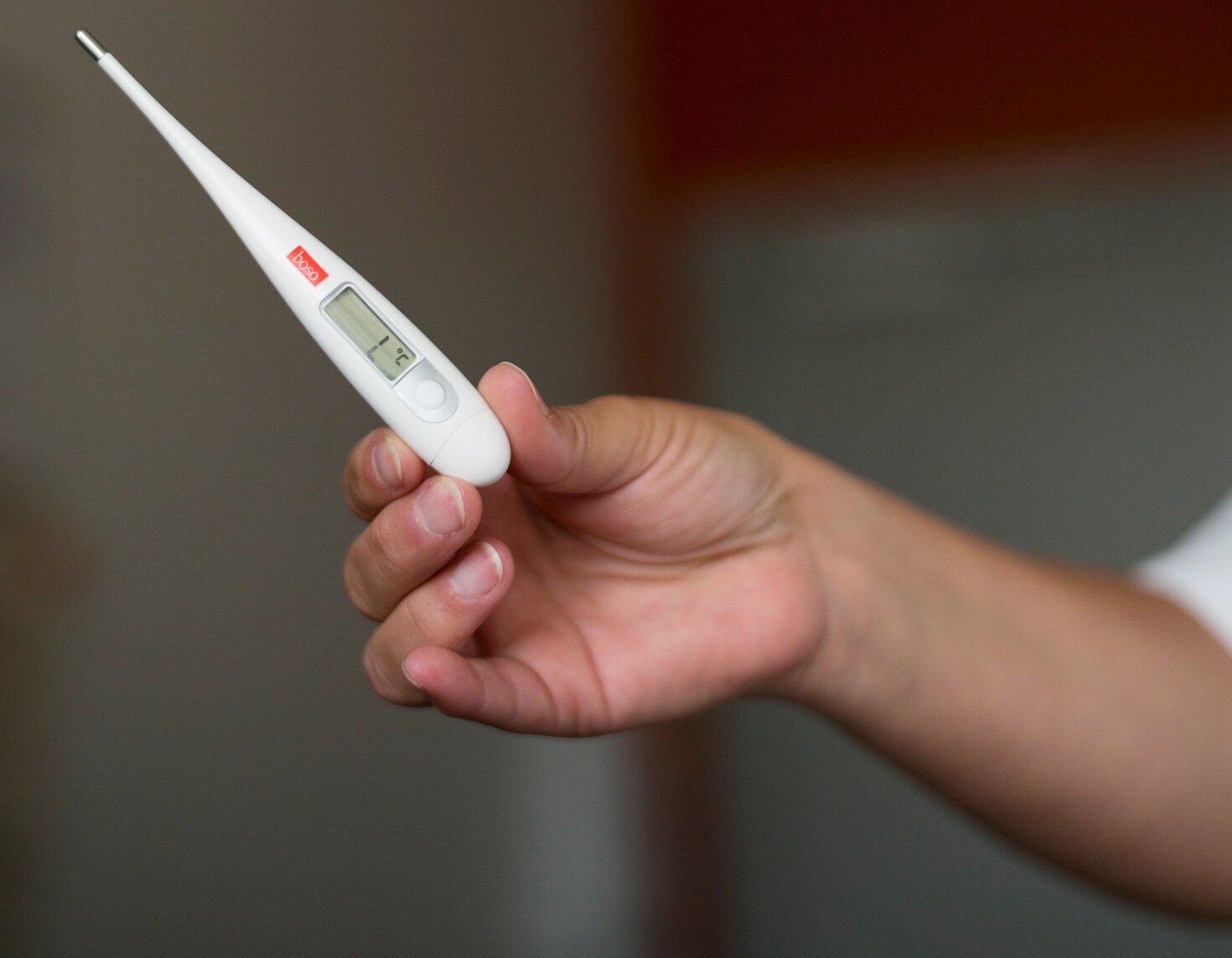 Rektaltermometer, infeksjonsavdelingen, Bærum sykehus Bildet viser en hånd som holder frem et rektaltermometer.