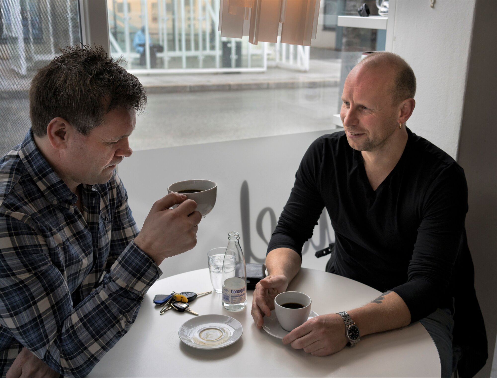 Lekang og Olsen på kafe. bildet viser Lekang og Olsen på kafe.