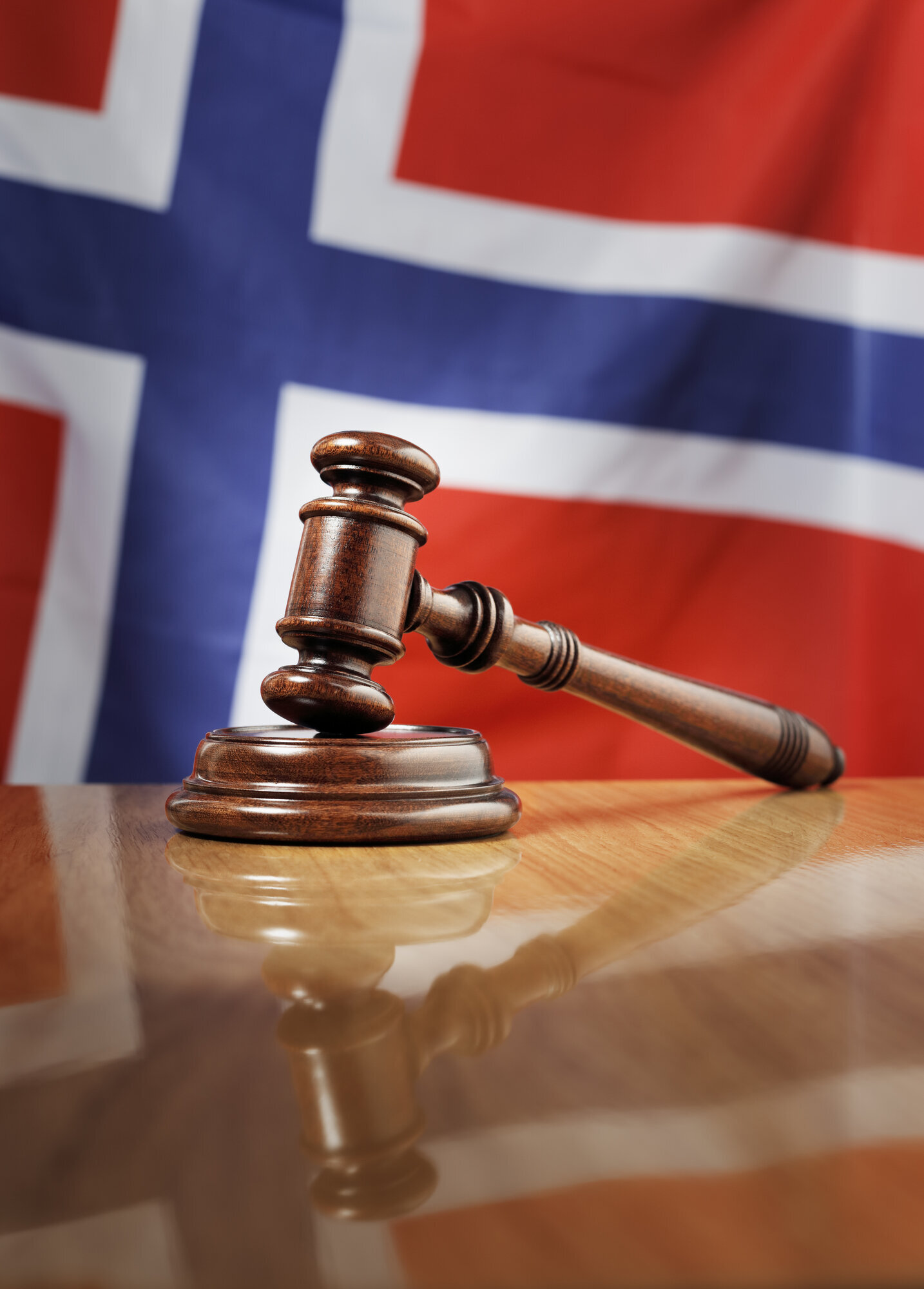 Bilde av en rettsaksklubbe med et norskt flagg i bakgrunnen Bilde av en rettsaksklubbe med et norskt flagg i bakgrunnen