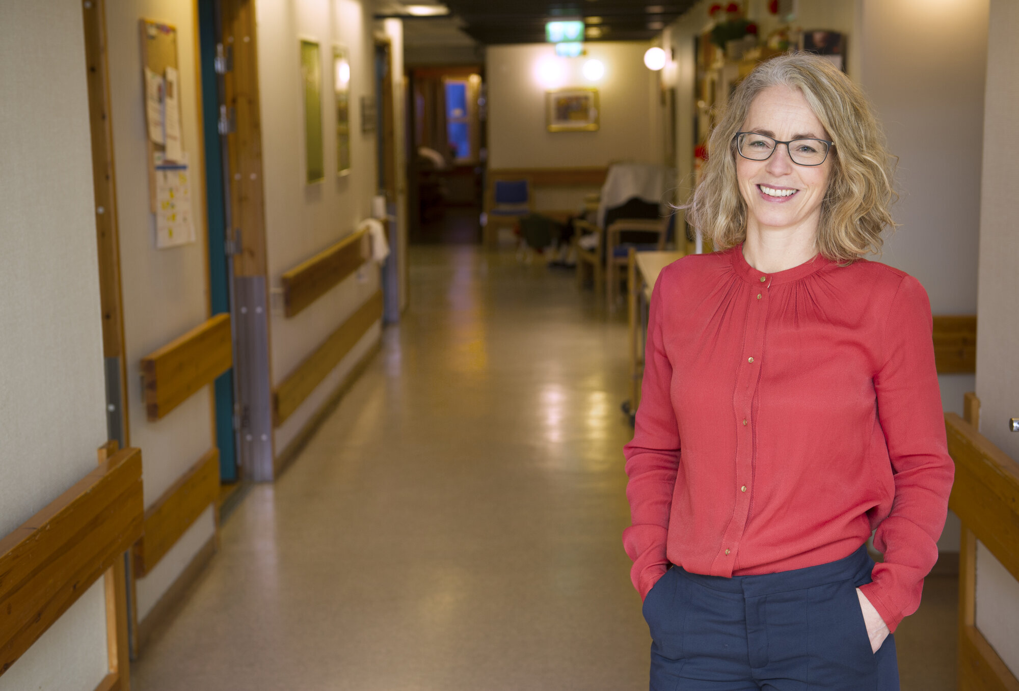 Mange sykehjemsansatte må forholde seg til NPM-inspirerte reformer. Bildet er et portrett av Margrethe Kristiansen, sykepleier, doktorand og etatsleder for sykehjem i Tromsø.