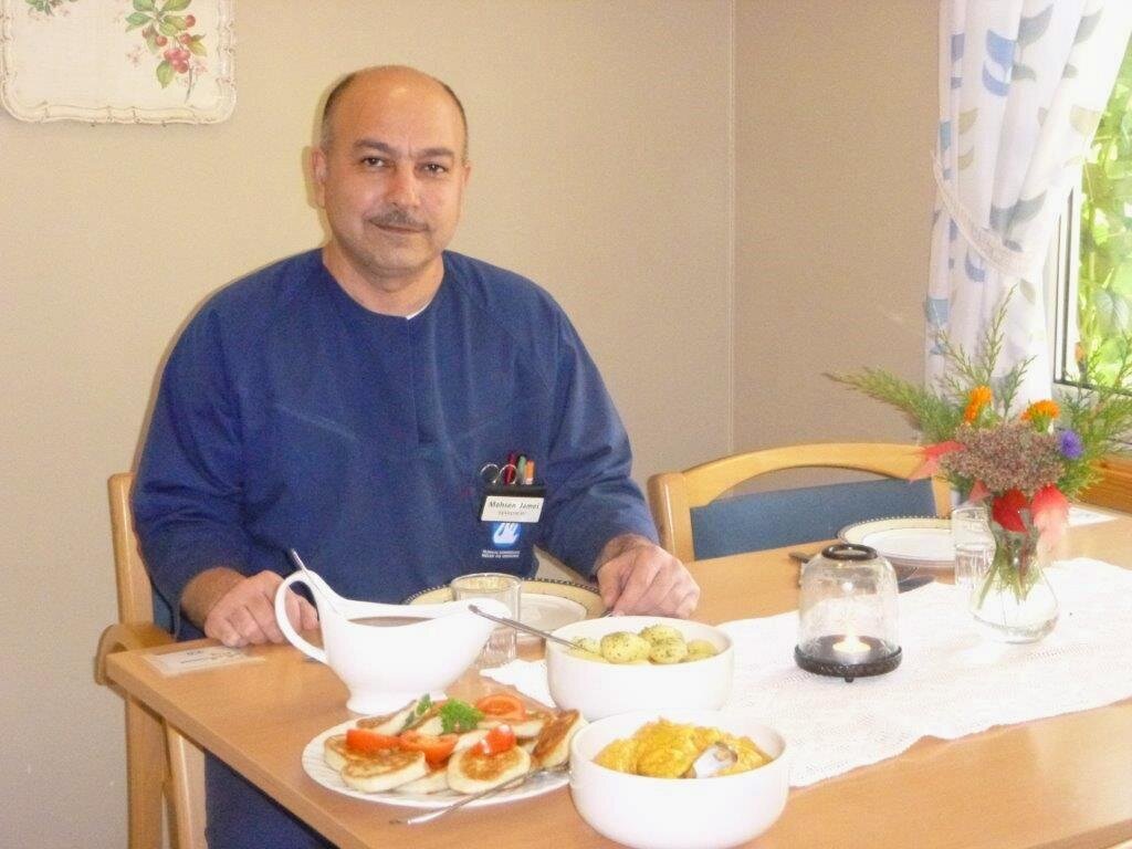 Sykepleier Mohsen Jamei la merke til at beboerne i bokollektivet ikke rakk å bli skikkelig sultne til middag. Bildet viser sykepleier Mohsen Jamei ved Bjørkelia bokollektiv i Gjøvik.