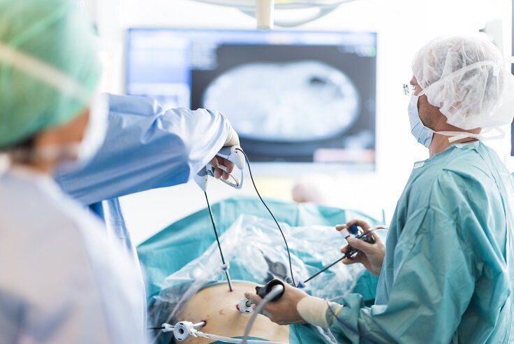 Mer eller mindre sengeløse sykehus kan bli en realitet, mener Karl Øyri. Bildet viser en laparoskopisk leverreseksjon ved Intervensjonssenteret på Rikshospitalet.
