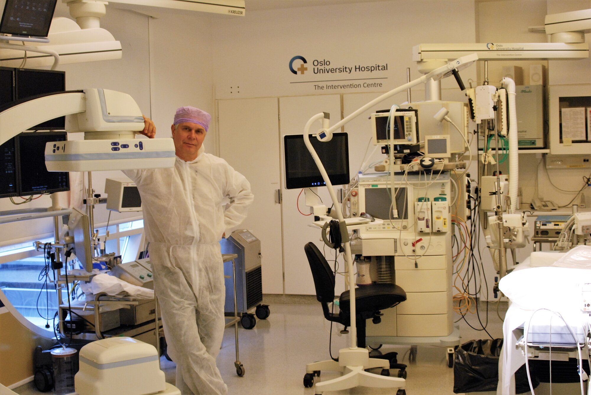 Karl Øyri tror teknologien vil få enorm betydning i fremtidens helsetjenester. Bildet viser Karl Øyri i en hybrid operasjonsstue på Intervensjonssenteret på Rikshospitalet i Oslo.