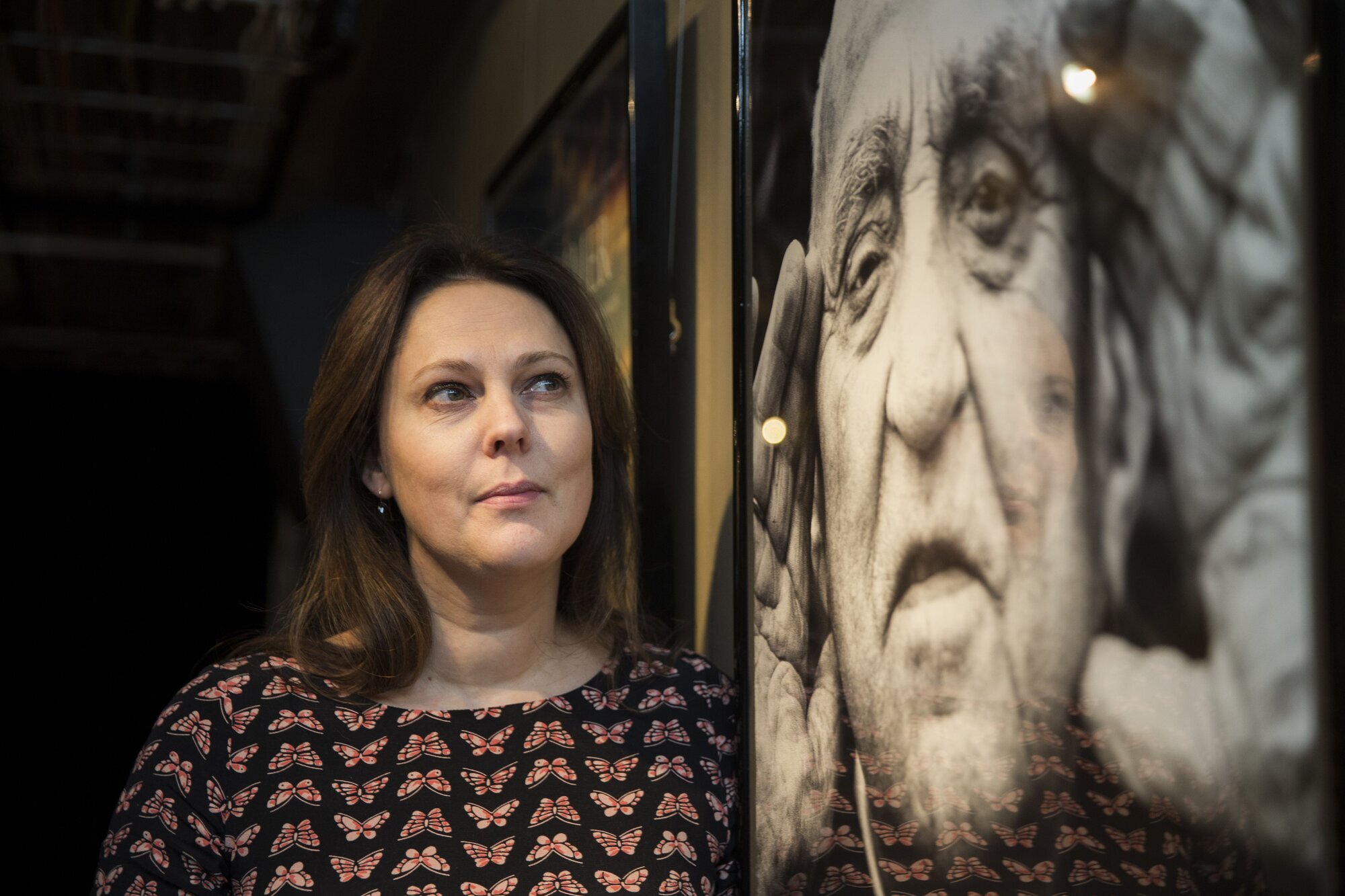 Margreth Olin med filmen "Mannen fra Snåsa", her foran plakaten av Joralf Gjerstad. Regissør og produsent Margreth Olin med filmen "Mannen fra Snåsa", her foran plakaten av Joralf Gjerstad. Olin har filmet 22 mennesker i møte med Gjerstad.