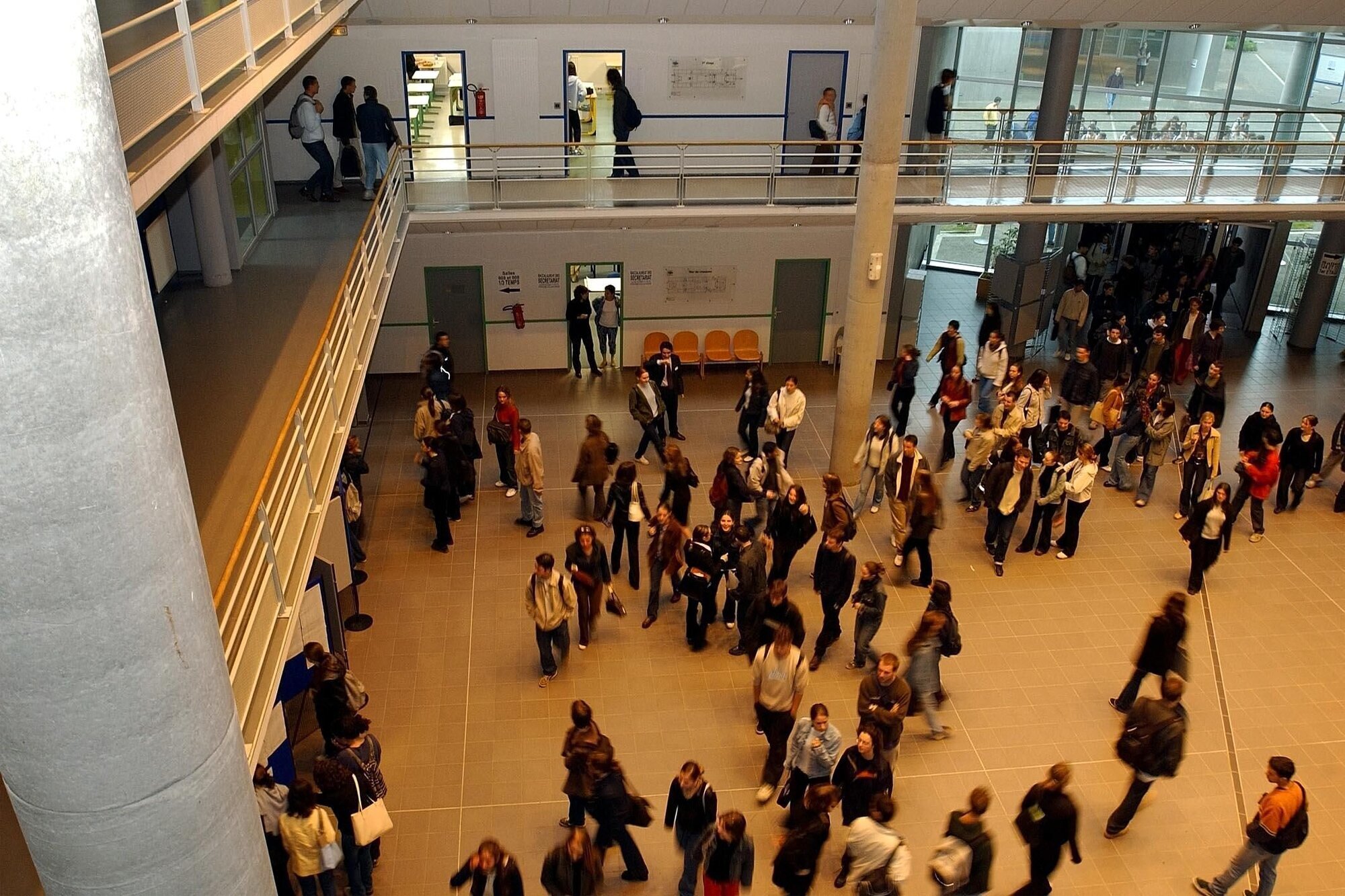 Studenter Viser studenter som går rundt i aulaen på en høgskole/univeresitet