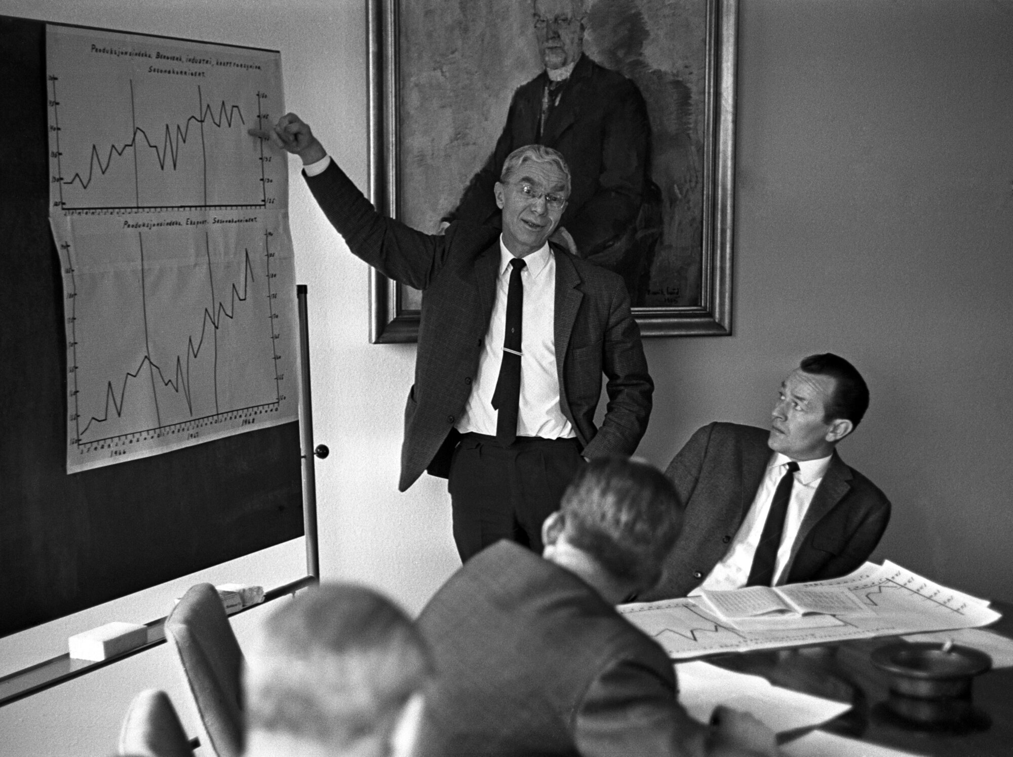 Odd Aukrust i Statistisk Sentralbyrå Odd Aukrust i Statistisk Sentralbyrå forklarer økonomisk statistikk