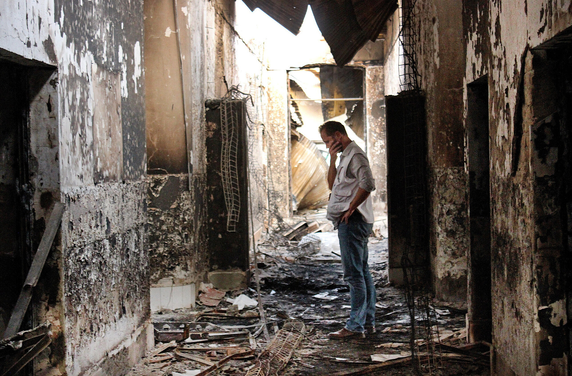 Leger uten grenser, Kunduz, Afghanistan Bildet viser en ansatt fra Leger uten grenser som står inne i det utbombede sykehuset i Kunduz i Afghanistan.