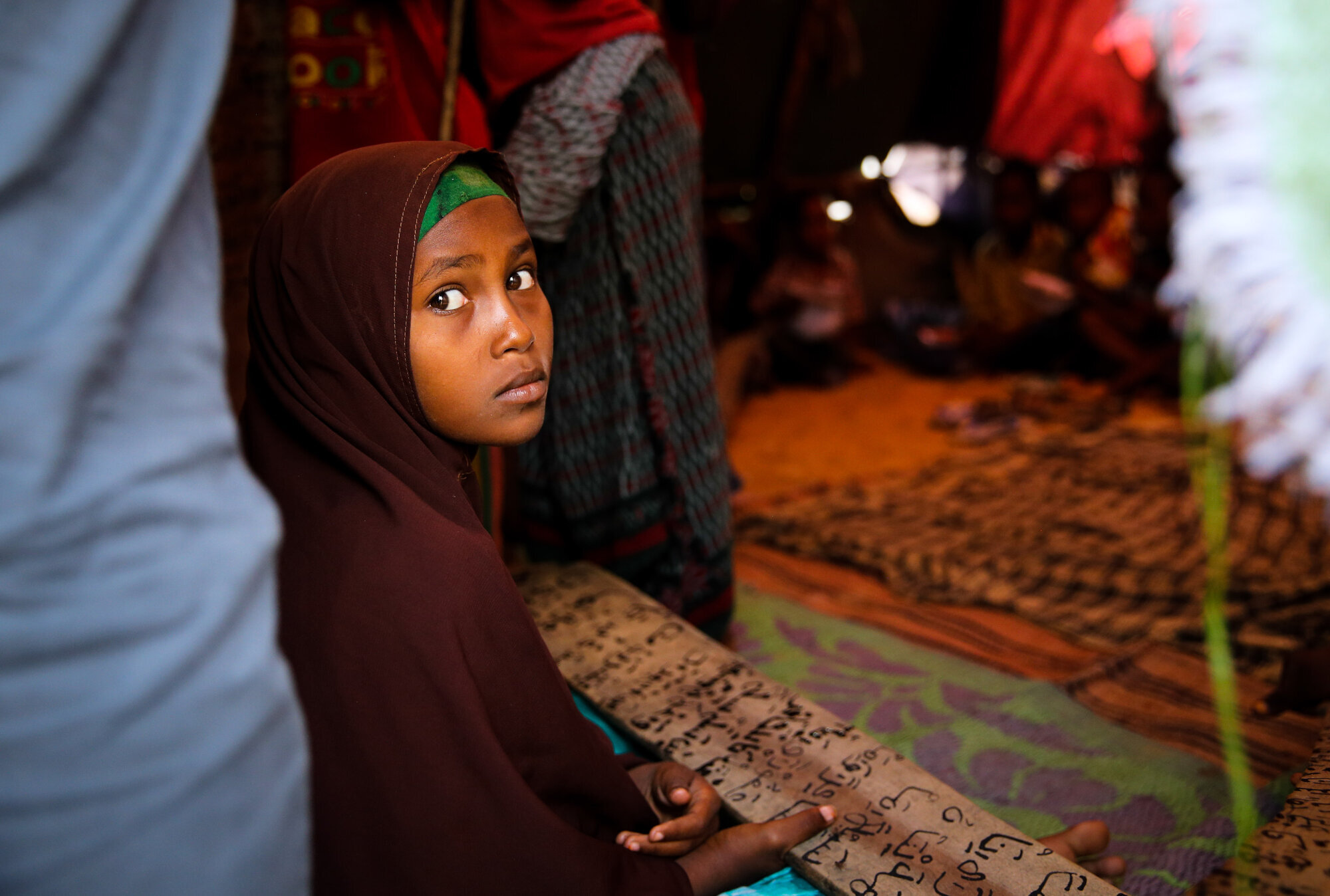 En jente i en leir i Mogadishu, Somalia Bildet viser en jente i en leir i Mogadishu, Somalia