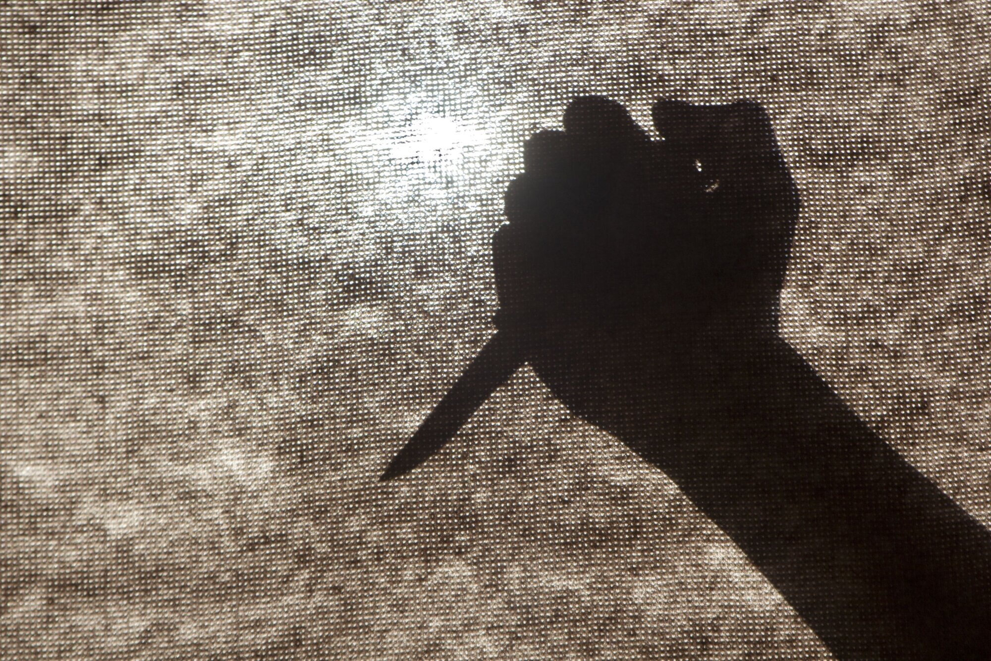 Illustrasjon av hånd som holder kniv
