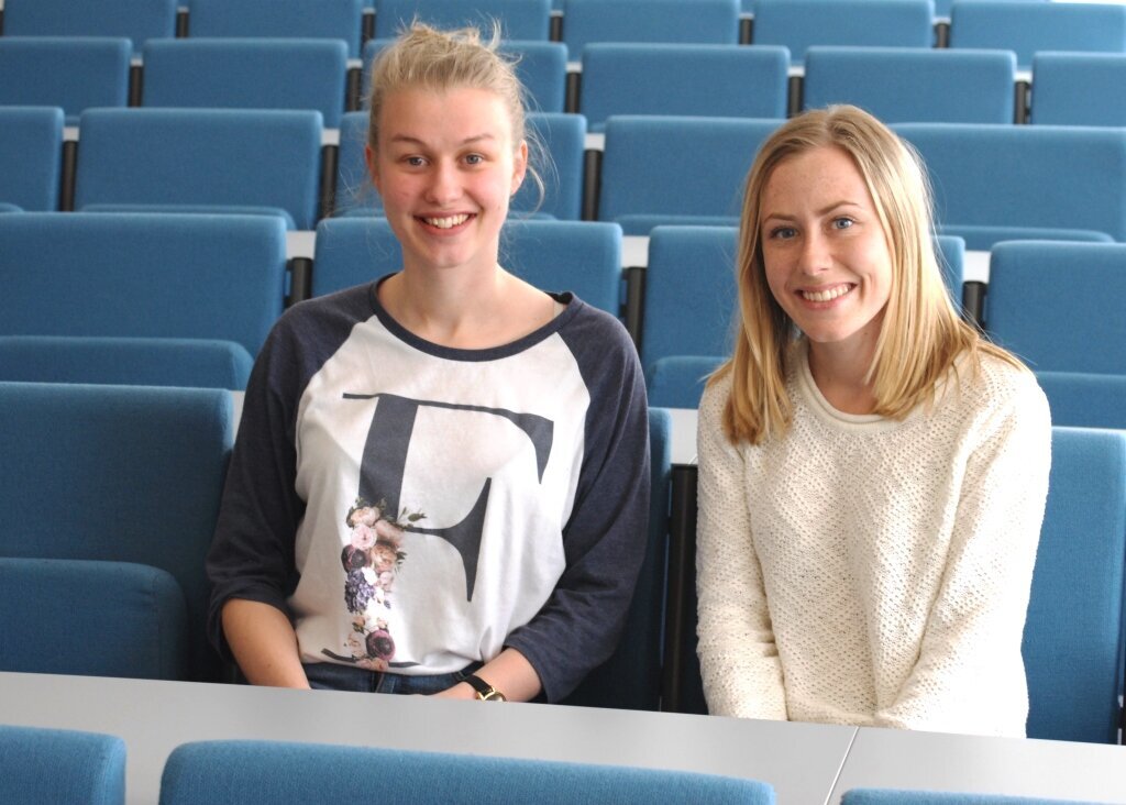 SER FREMOVER: Sykepleiestudentene Ida Walsøe og Sandra Gulbrandsen har ennå ikke bestemt seg for hvor de ønsker å jobbe, men har i utgangspunktet sett for seg en mer hektisk arbeidsplass enn sykehjem. Bildet viser sykepleiestudentene Ida Walsøe og Sandra Gulbrandsen ved Lovisenberg Diakonale Høgskole.