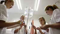 Fire sykepleierstudenter, alle kvinner