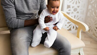 Baby på fanget til sin far