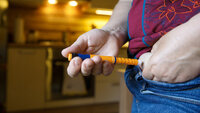 Diabetes mellitus type 2 Bildet viser en person med diabetes som setter sprøyte