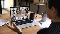 Digitalt møte Bildet viser en kvinne som har et møte med mange deltakere på en skjerm