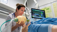 Simulering Bildet viser en student i intensivsykepleie som øver i en simulert setting