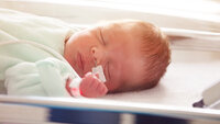Spedbarn på intensivavdelingen Bildet viser en baby på intensivavdelingen