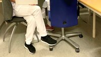 To sykepleiere følger opp premature nyfødte barn digitalt