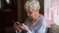 Eldre kvinne med smarttelefon Illustasjonsbilde av gammel dame med smarttelefon