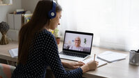 En student får veiledning digitalt