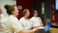 Studenter som dokumenterer i Gerica Bildet viser en gruppe studenter fra Høgskolen i Innlandet som samarbeider om å dokumentere i pasientjournalsystemet Gerica