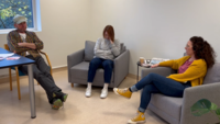 Tre personer i et rom øver på kommunikasjon ved grensesetting.