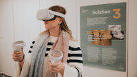 Student med VR-briller Bildet viser en student som har på seg VR-briller