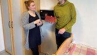 Psykisk helsevern Bildet viser to personer, hvorav en viser frem en dosett.