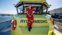 Sykepleier på ambulansebåt Bildet viser sykepleier på ambulansebåt