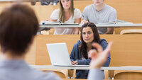 Bildet viser en gruppe studenter som lytter til en lærer