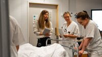 Universitetslektor Linn Tangen ved UiT og praksisveileder Linn Tangen fra hjertemedisinsk avdeling ved UNN observerer sykepleierstudent Mathilde Richardsen Krogstad i rollen som ansvarlig sykepleier. 