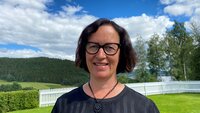 Elisabeth Sjaastad Elisabeth Sjaastad på en gressplen med blå himmel i bakgrunnen