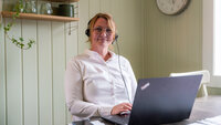 Monica Thomassen Monica Thomassen sitter ved PCen