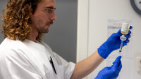 The photo shows nurse Simen Roaas Bergheim pulling up medical heroin in a syringe
