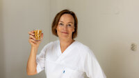 Liv Bjerke Rodal Bildet viser Liv Bjerke Rodal med et glass med peanøtter.