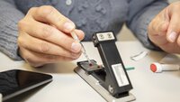 Bildet viser blodprøve-utstyr man kan bruke til hjemmetesting