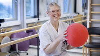 Bilde viser Brynhild Furelid med en rød trenings-ball.