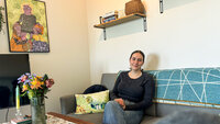Bildet viser Mille Myrhaug i sofaen