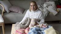 Bildet viser Maria Tessem med flere ulike gensere.