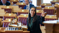 Seher Aydar (R) i Stortingets spørretime. 