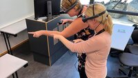 Bildet viser to jordmorstudenter som bruker MR-briller