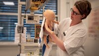 Bildet viser jordmor Linda Ljungblad i gang med nyfødtresuscitering på en dokke