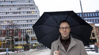 Bildet viser Nicholas Wilkinson på Youngstorget i Oslo.