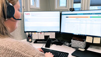 Bilde viser Maren Skogli Pettersen ved dataskjerm